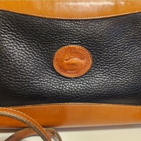 Vintage VG '80s Dooney & Bourke Classic Black/Tan Leather Zip Top Crossbody Bag - Picture 2 of 10